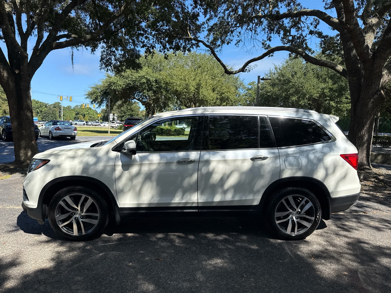 2017 Honda Pilot Elite photo 2