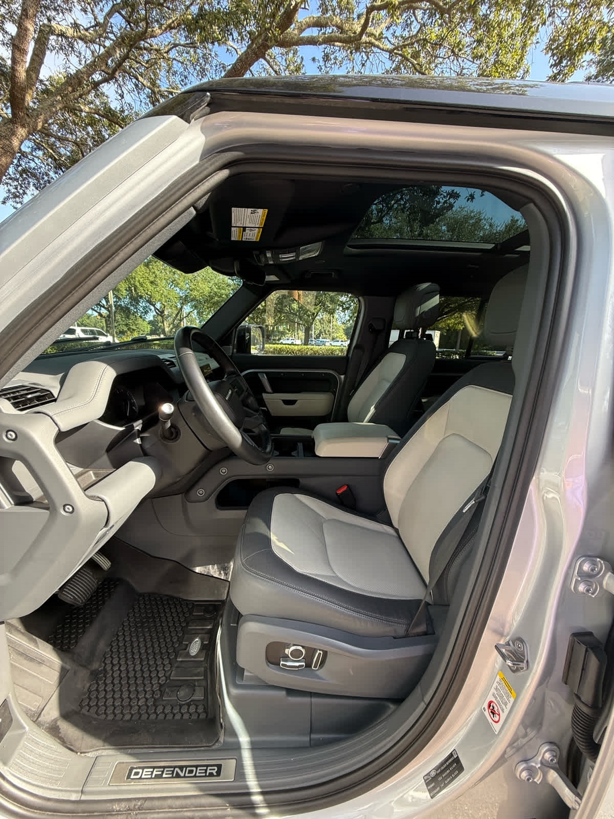 2023 Land Rover Defender X-Dynamic SE photo 9