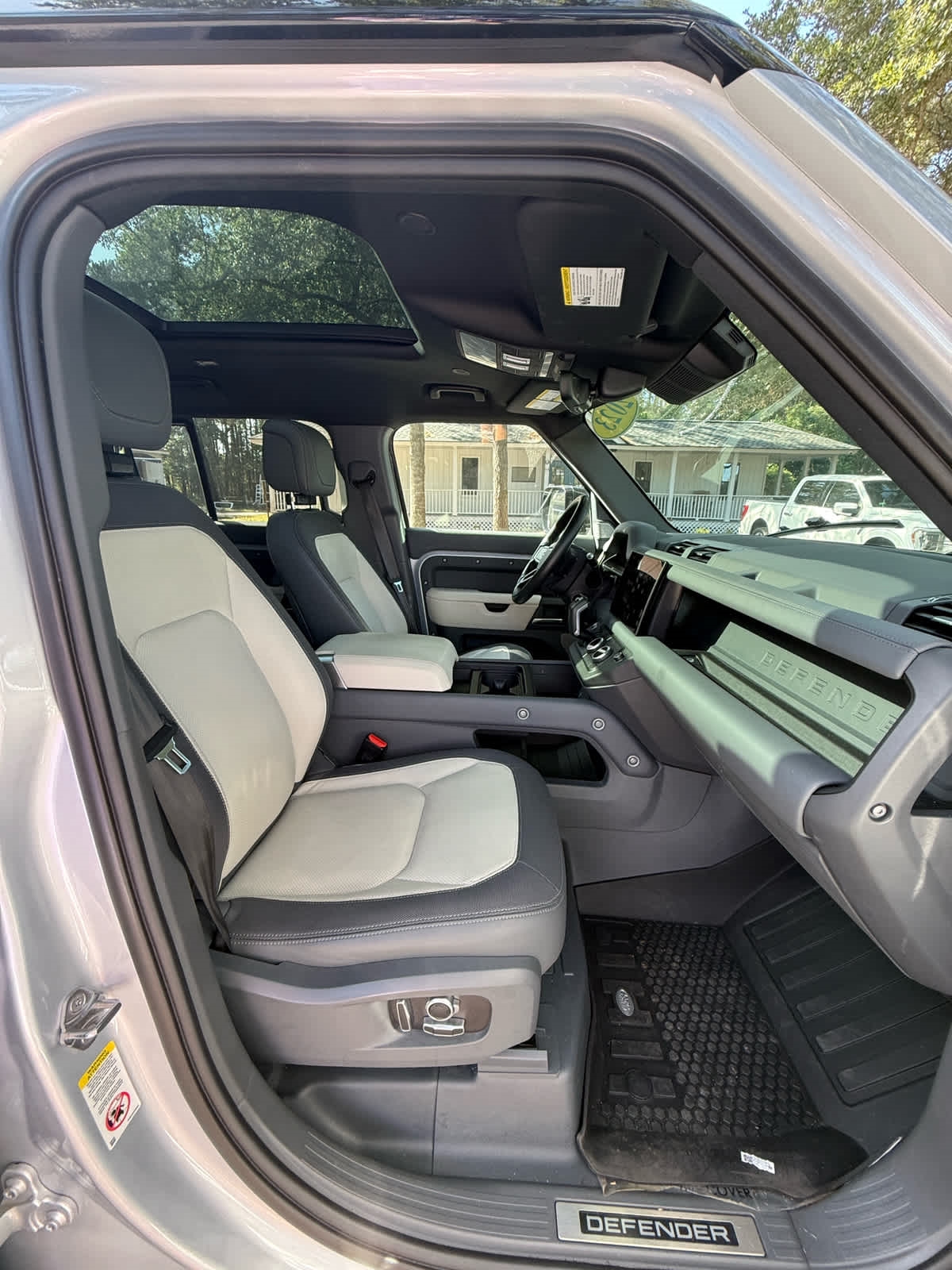 2023 Land Rover Defender X-Dynamic SE photo 11