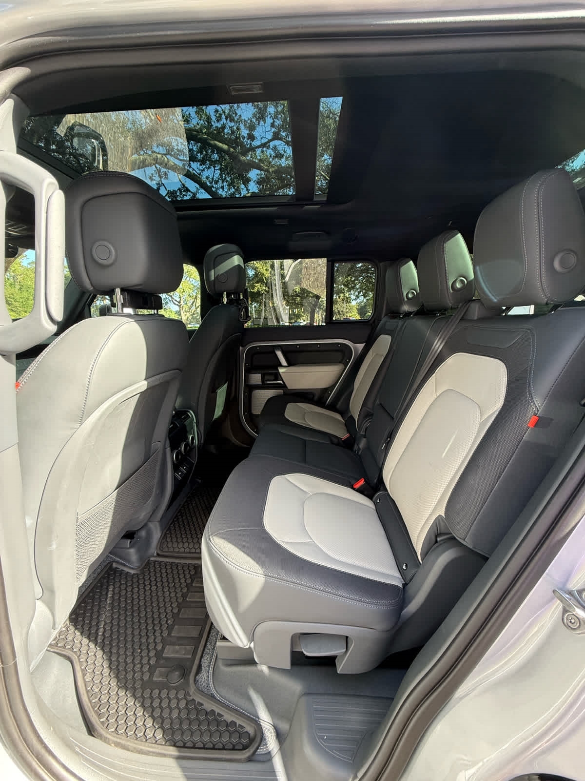 2023 Land Rover Defender X-Dynamic SE photo 13