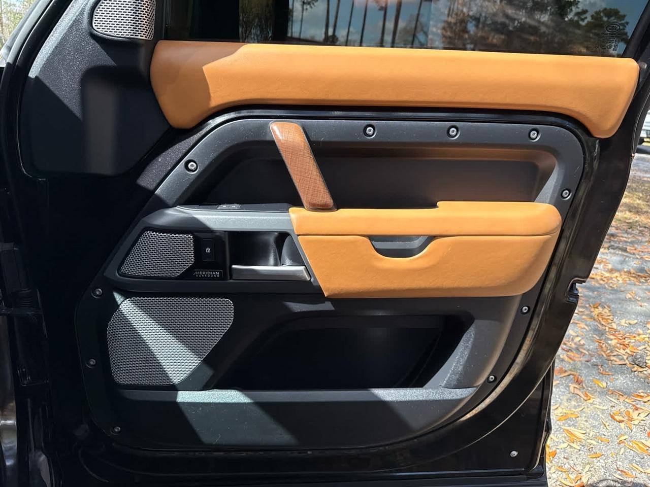 Land Rover Defender  2024