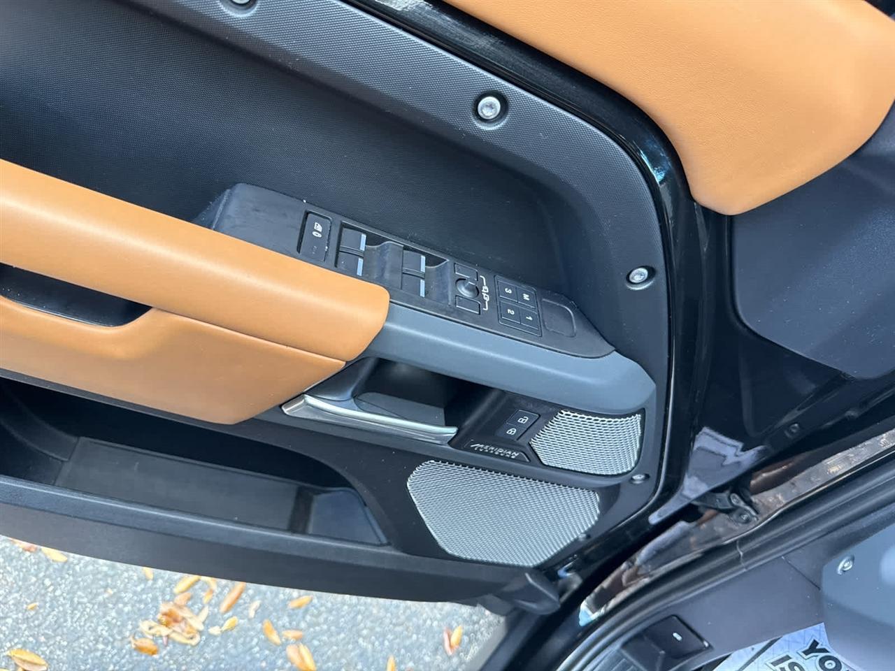 Land Rover Defender  2024