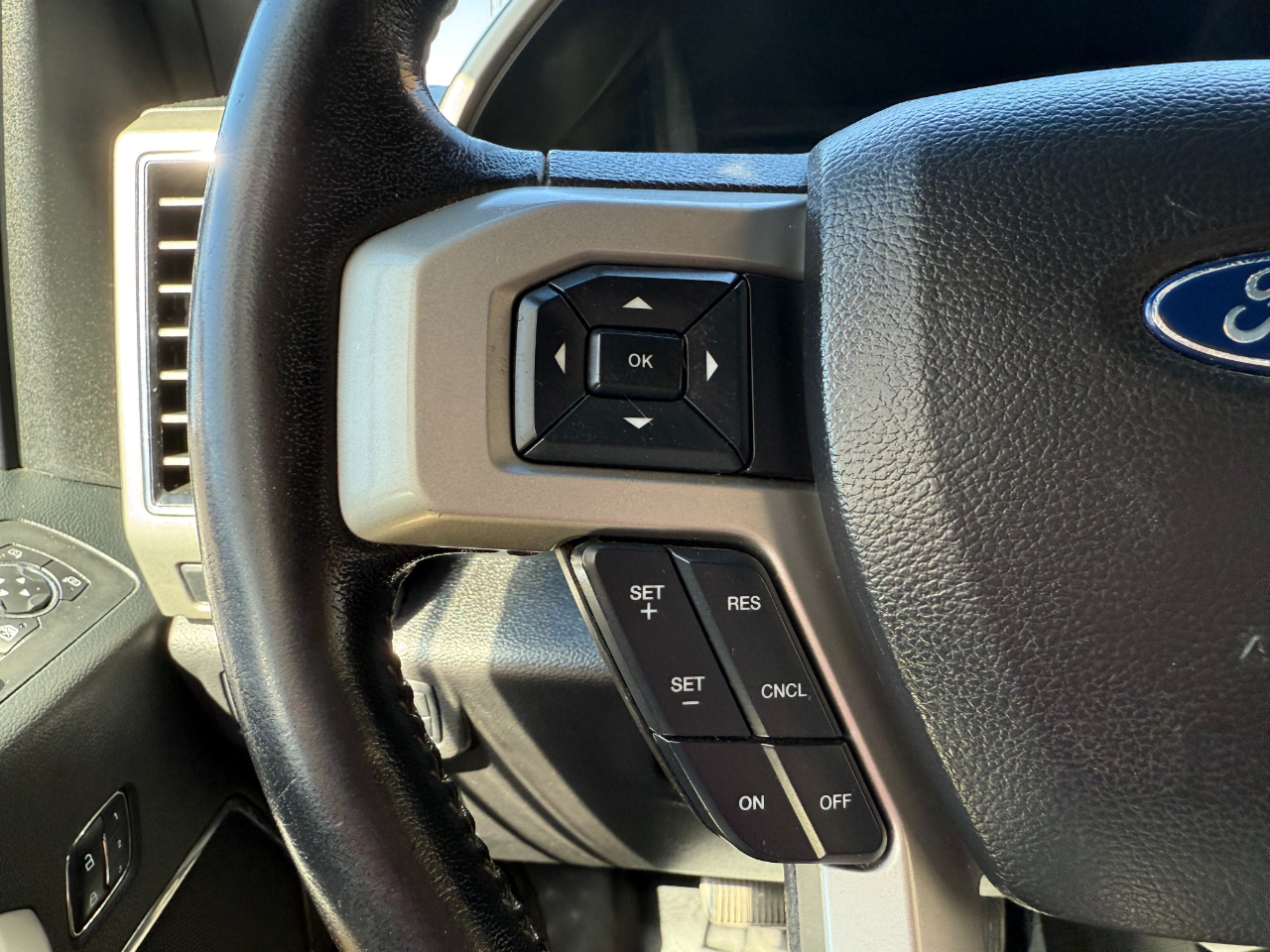 2018 Ford F-150 Lariat photo 16