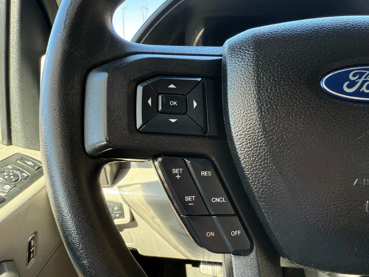 2017 Ford F-350 XLT photo 17