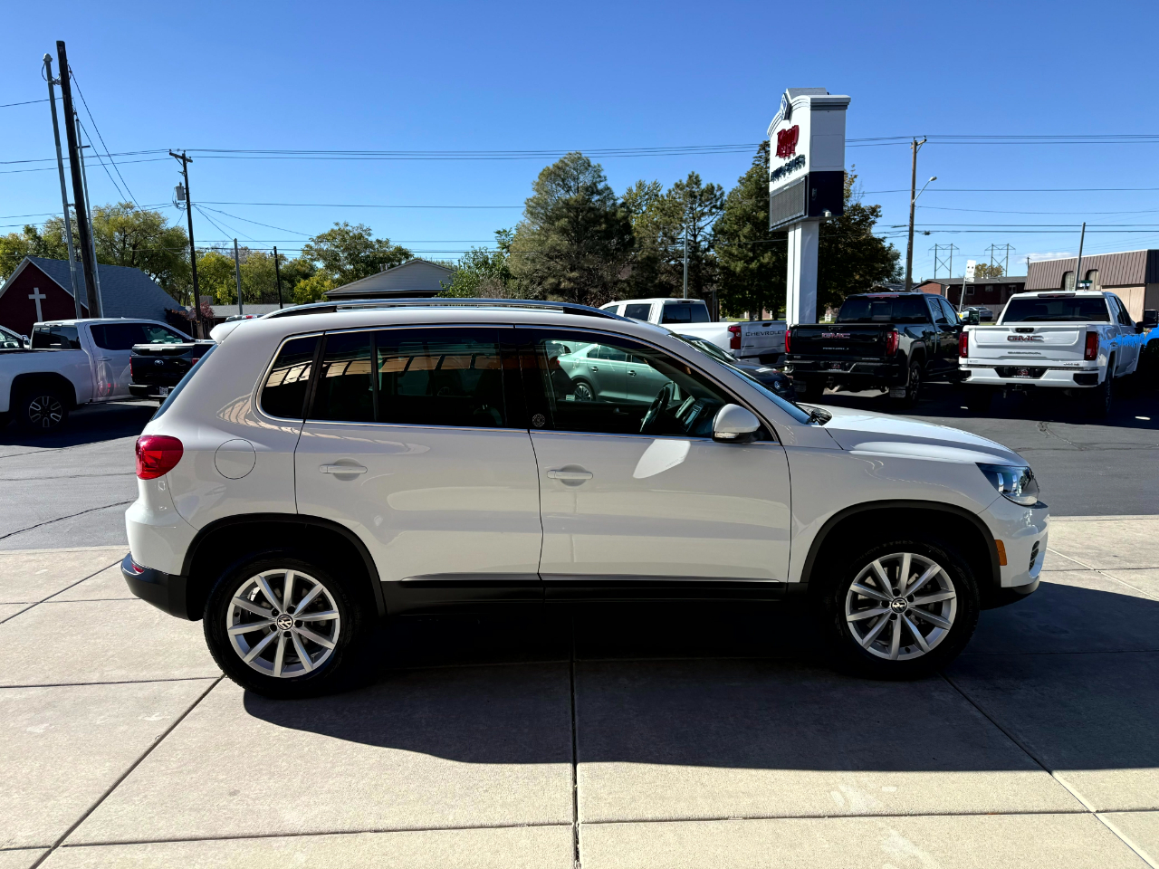 Volkswagen Tiguan 2.0T Wolfsburg Edition 4MOTION 2017 Volkswagen Tiguan 2.0T Wolfsburg Edition 4MOTION 2017