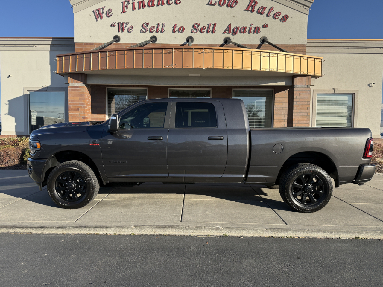 RAM 3500 Laramie 4x4 Mega Cab 6'4" Box 2024