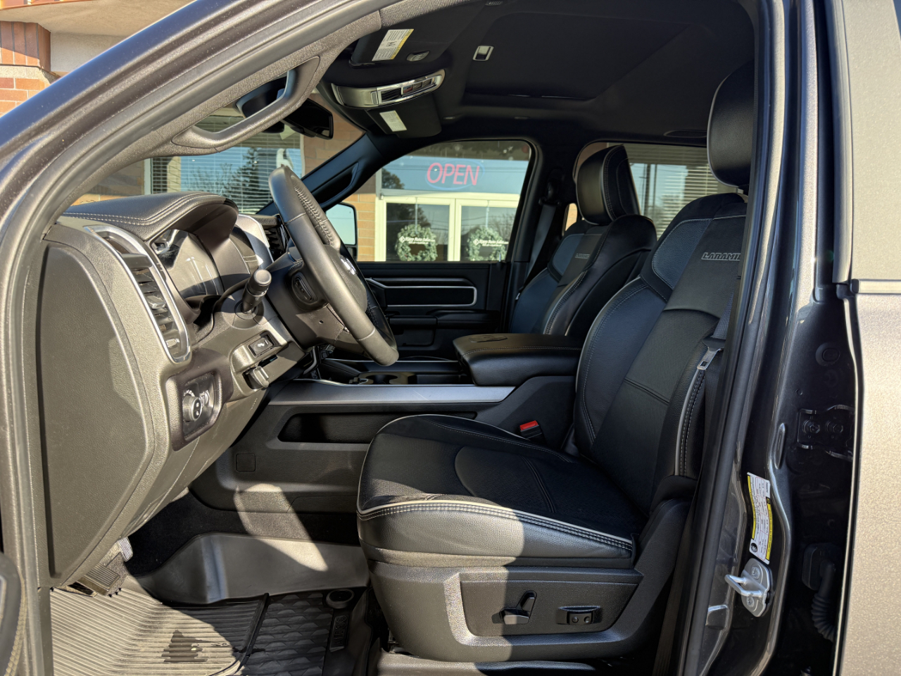 RAM 3500 Laramie 4x4 Mega Cab 6'4" Box 2024