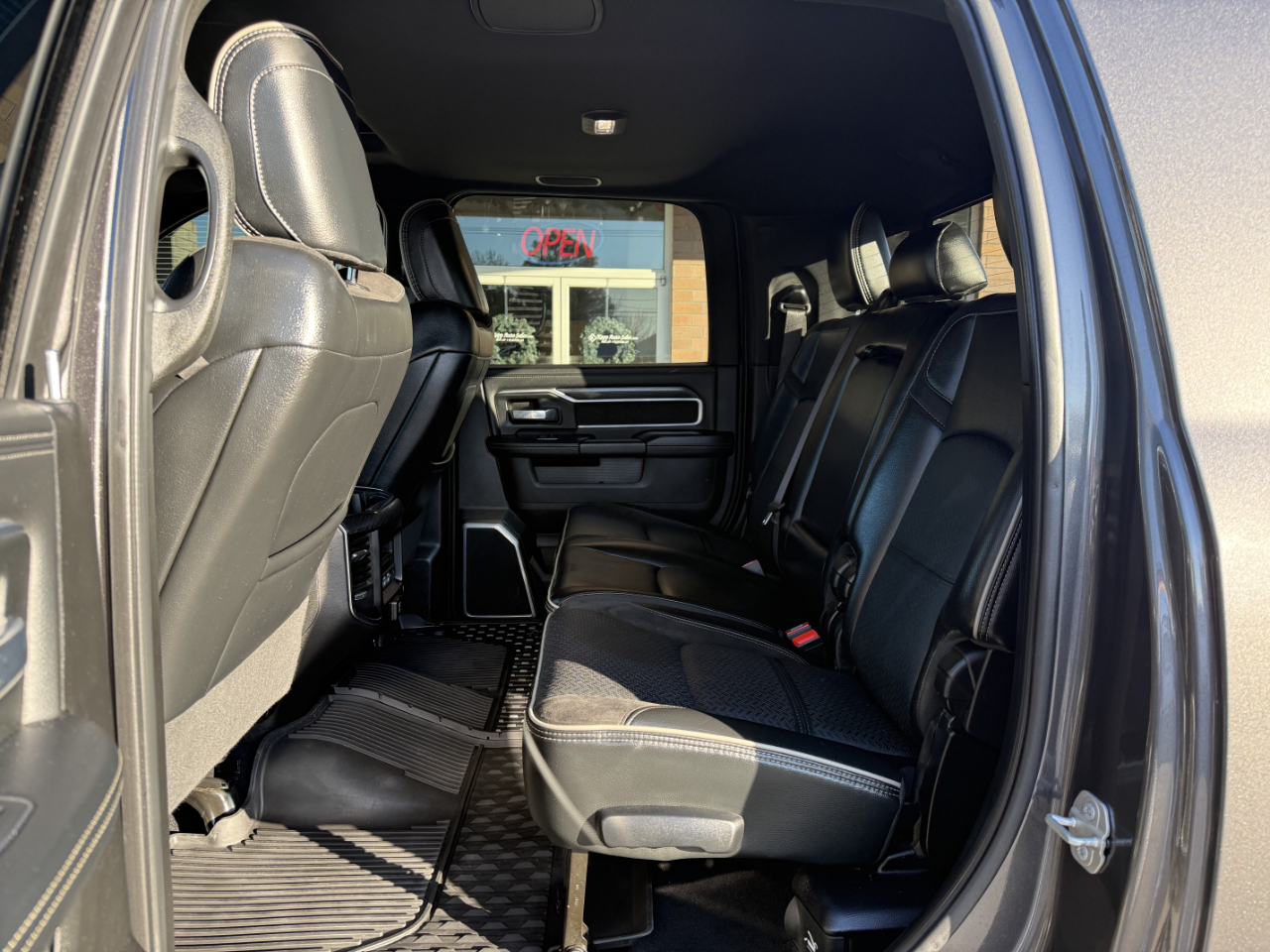 RAM 3500 Laramie 4x4 Mega Cab 6'4" Box 2024