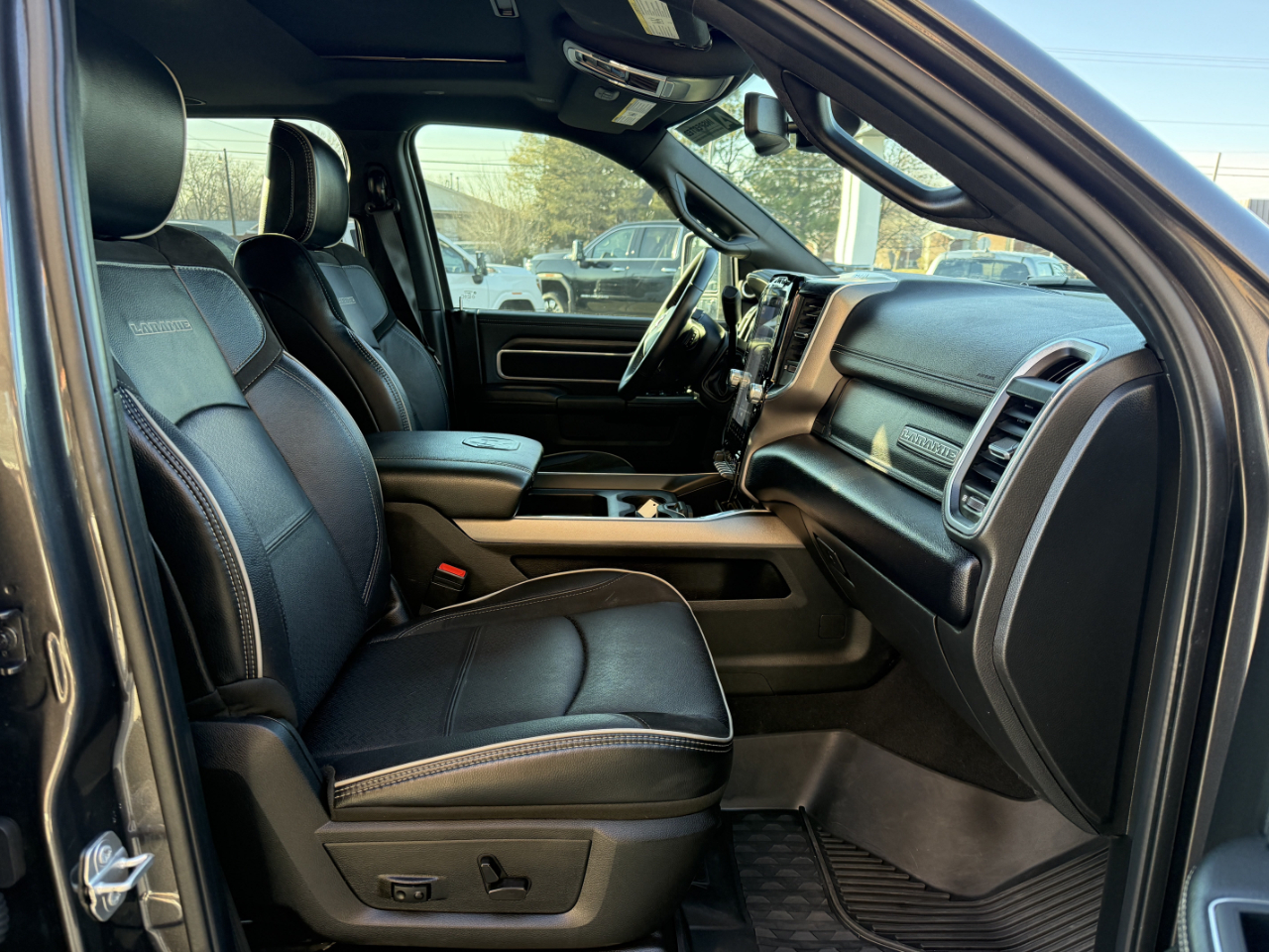 RAM 3500 Laramie 4x4 Mega Cab 6'4" Box 2024