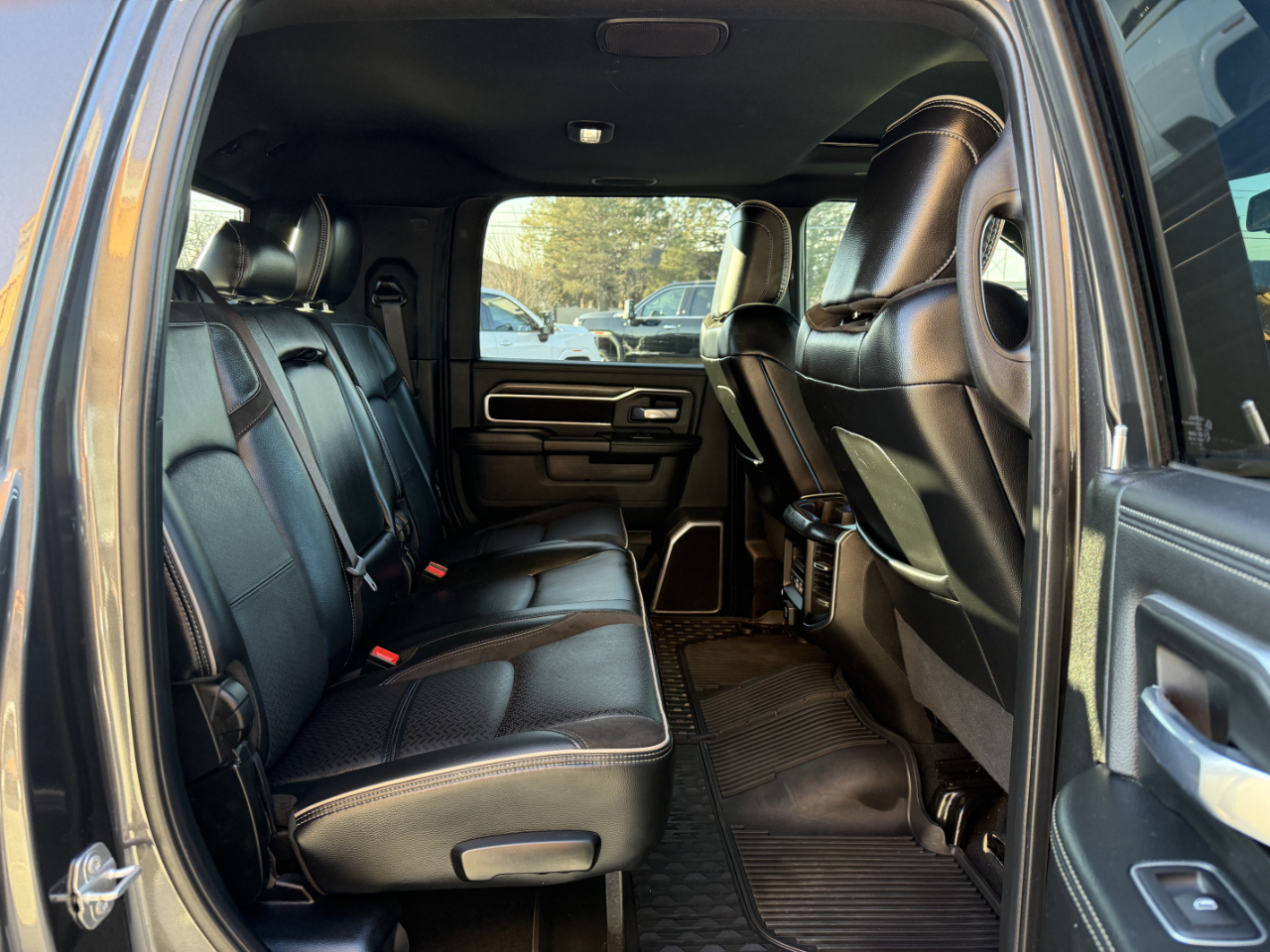 RAM 3500 Laramie 4x4 Mega Cab 6'4" Box 2024