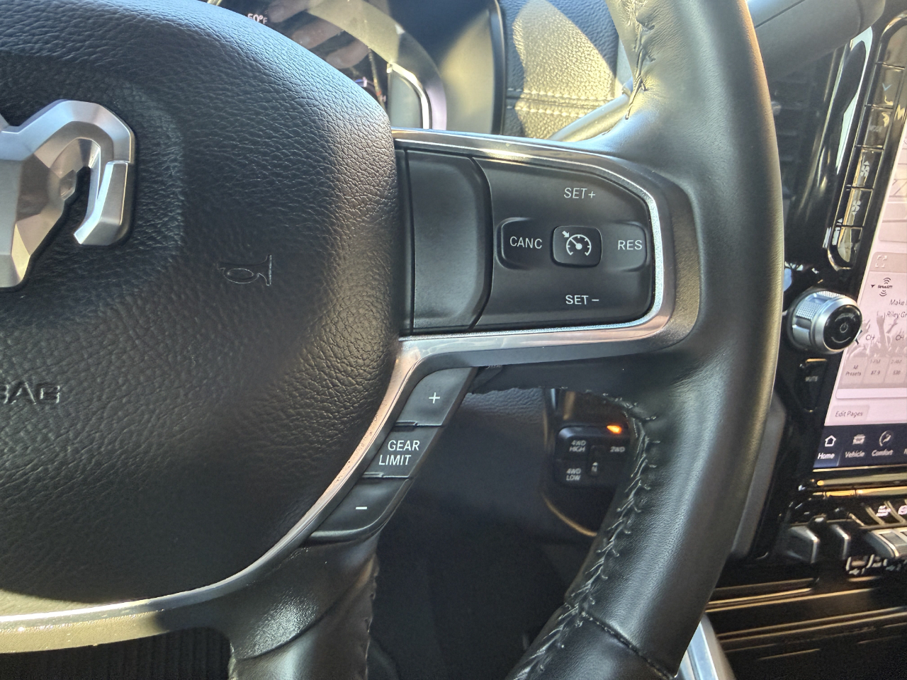 RAM 3500 Laramie 4x4 Mega Cab 6'4" Box 2024