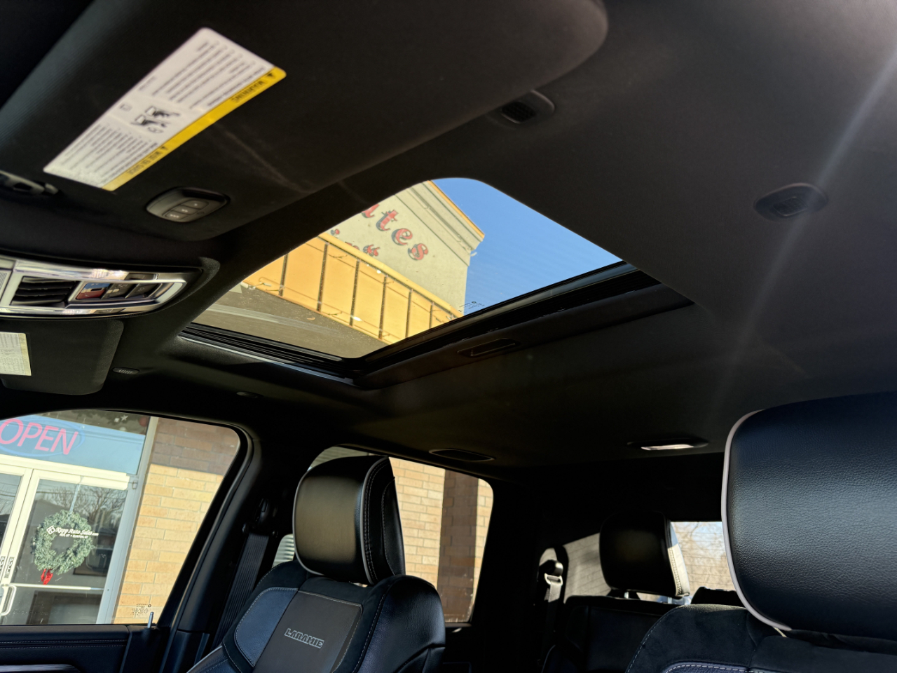 RAM 3500 Laramie 4x4 Mega Cab 6'4" Box 2024