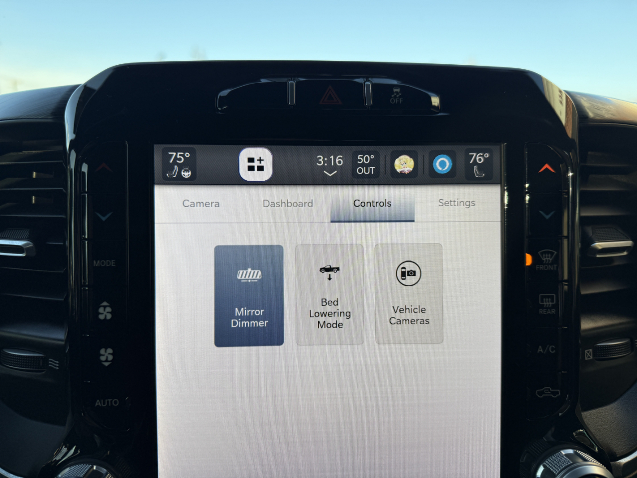 RAM 3500 Laramie 4x4 Mega Cab 6'4" Box 2024