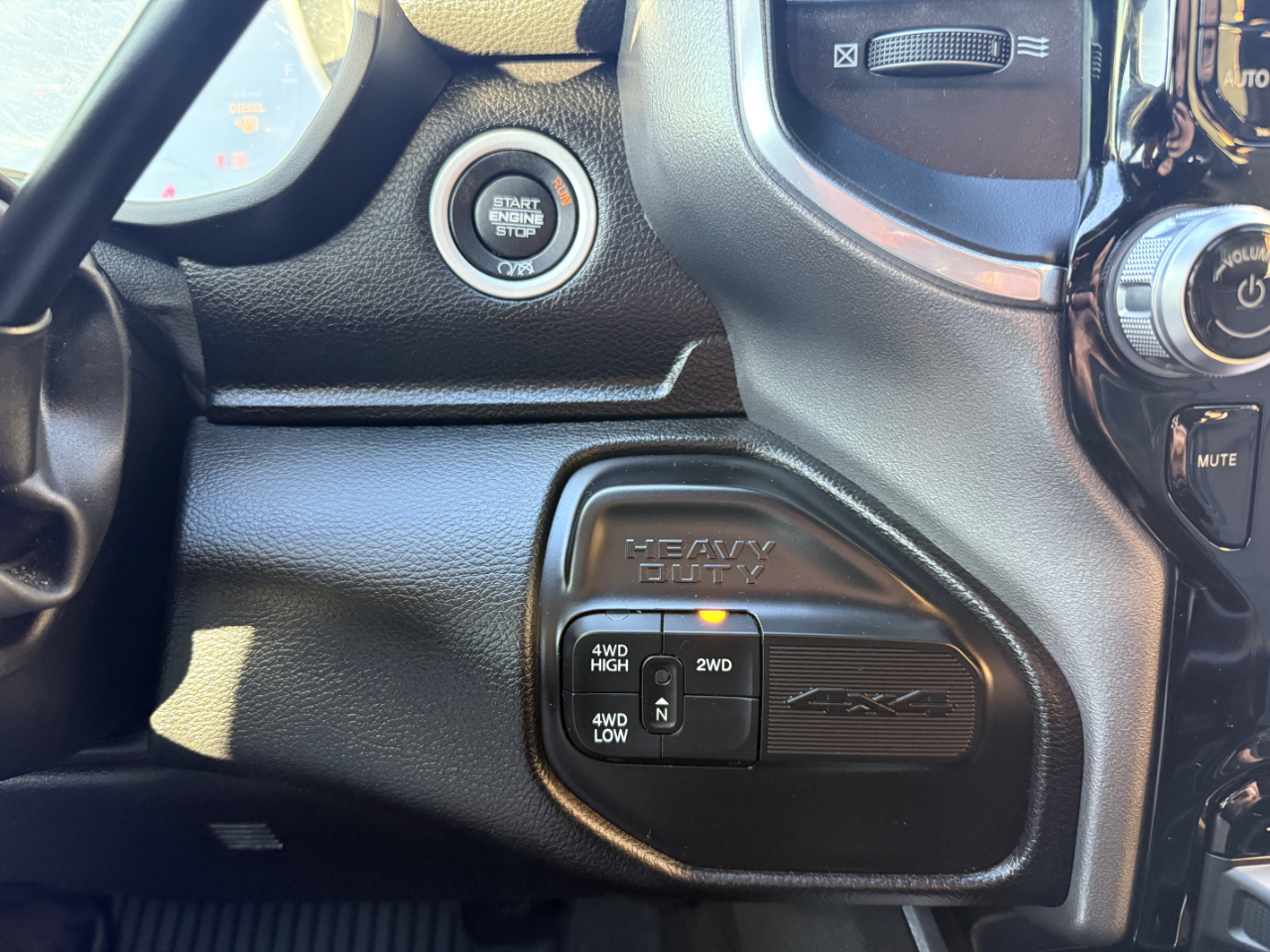 RAM 3500 Laramie 4x4 Mega Cab 6'4" Box 2024