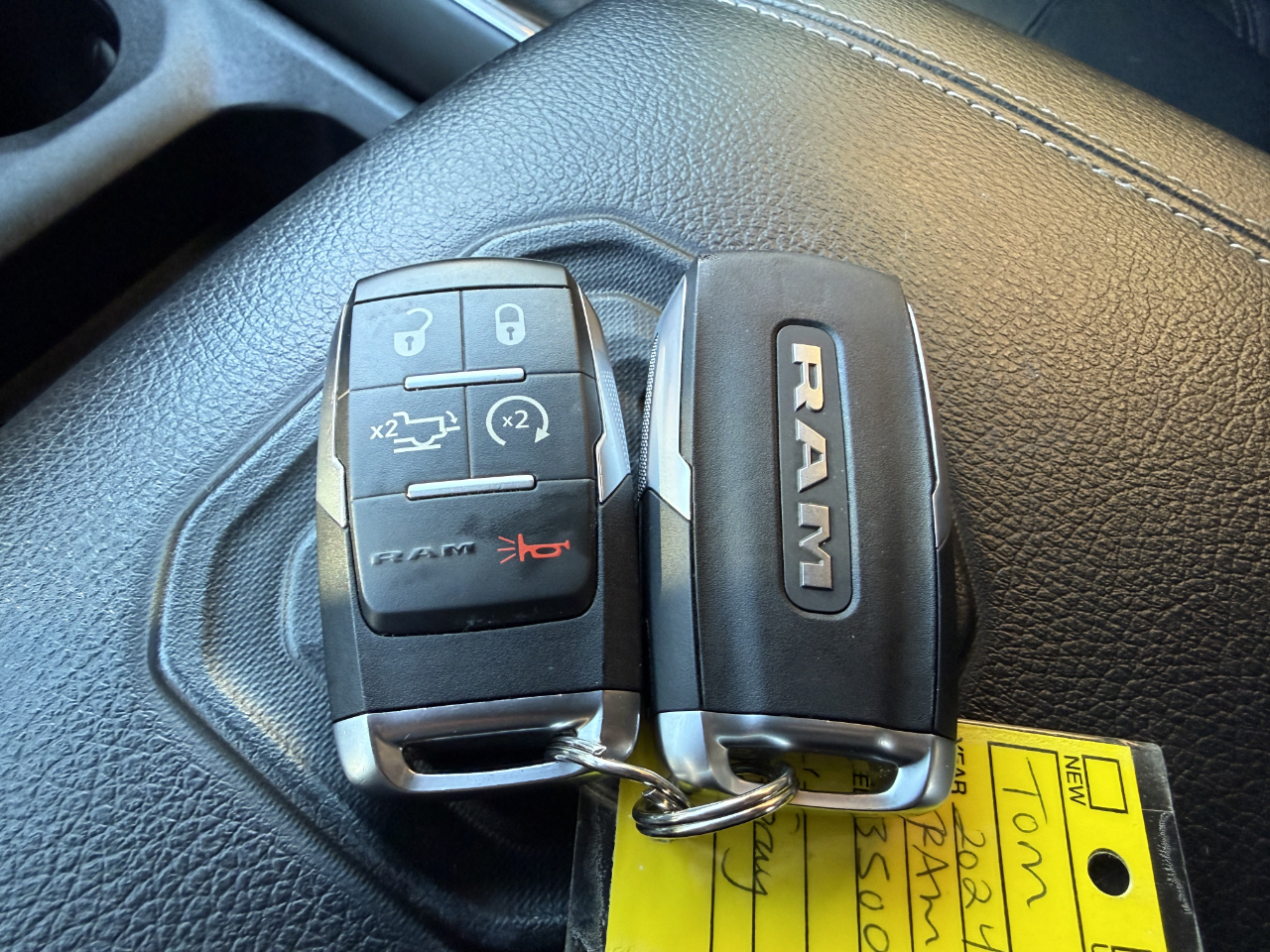 RAM 3500 Laramie 4x4 Mega Cab 6'4" Box 2024