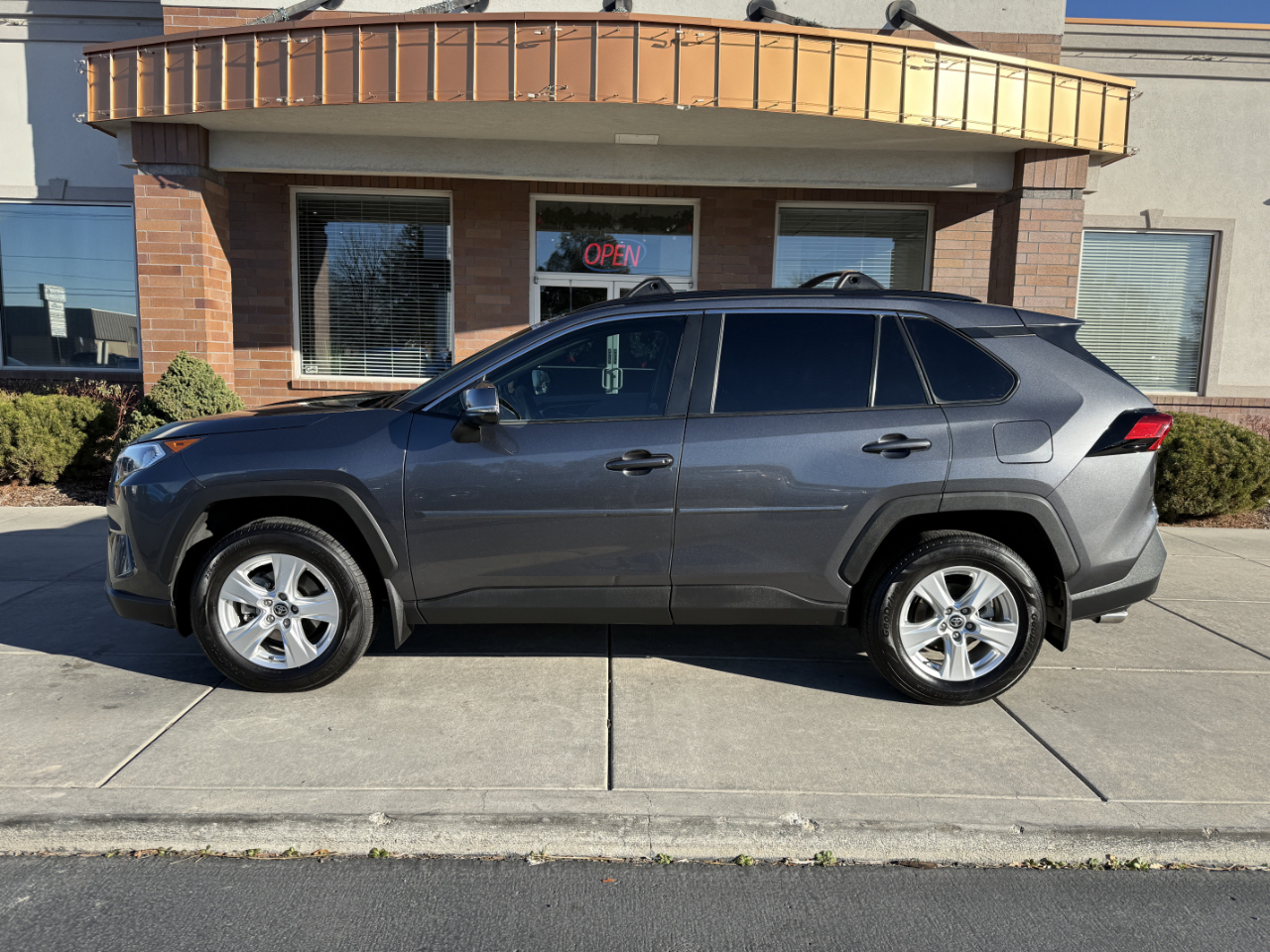 Toyota RAV4 XLE AWD (Natl) 2021