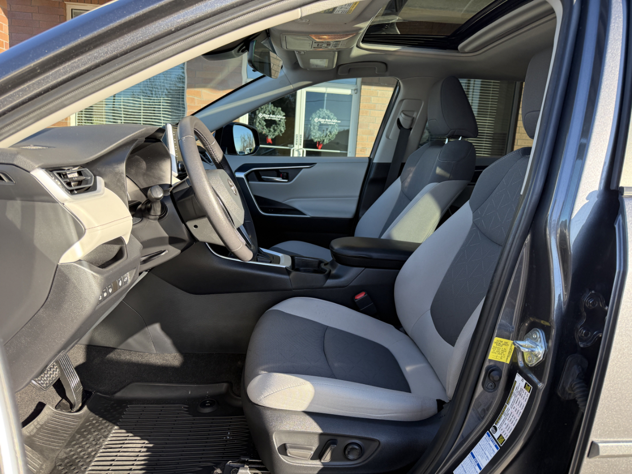 Toyota RAV4 XLE AWD (Natl) 2021