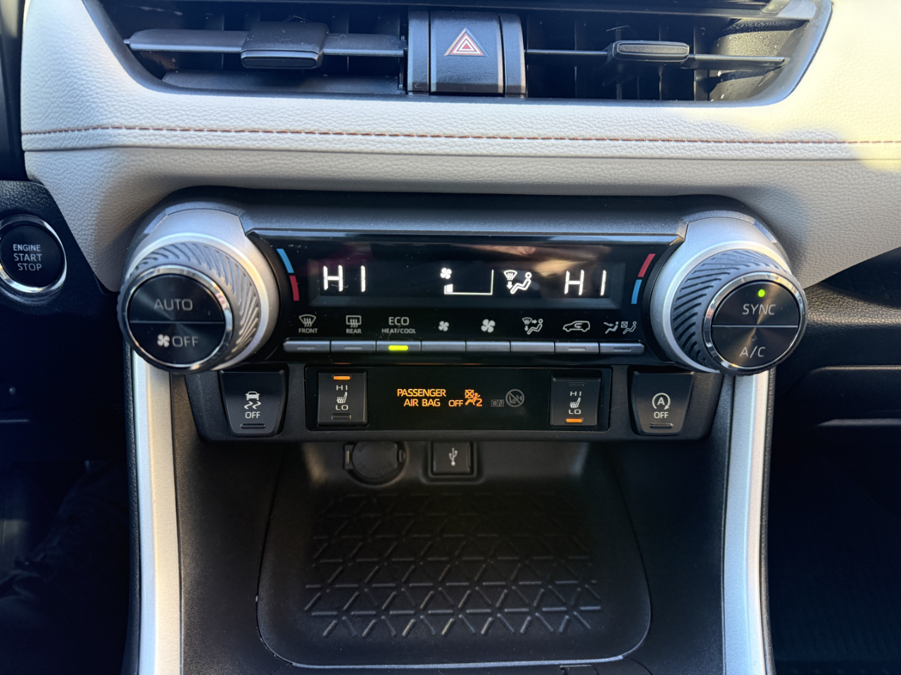 Toyota RAV4 XLE AWD (Natl) 2021