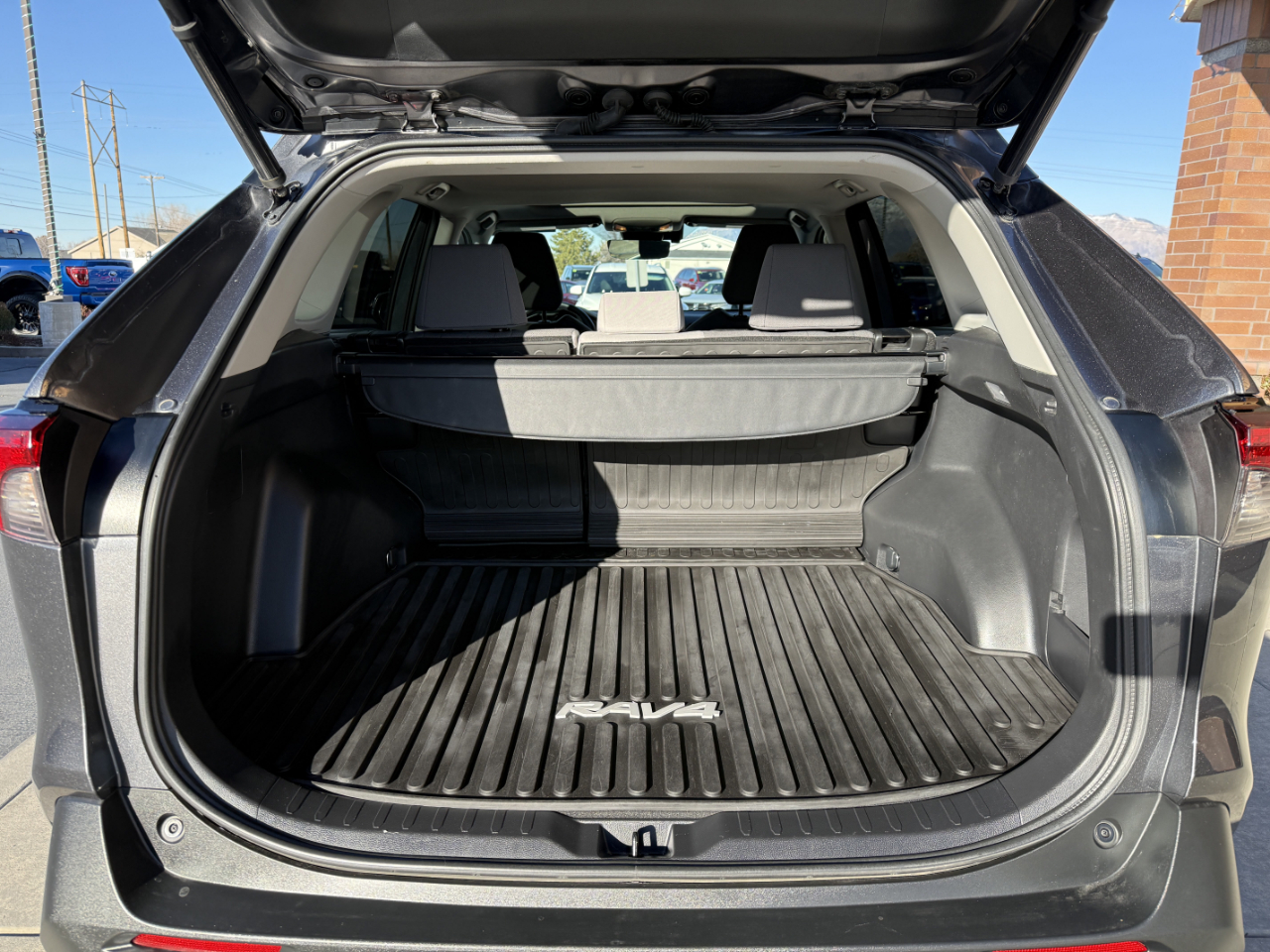 Toyota RAV4 XLE AWD (Natl) 2021