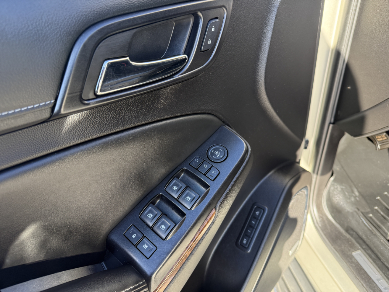 Chevrolet Suburban 4WD 4dr 1500 LTZ 2016