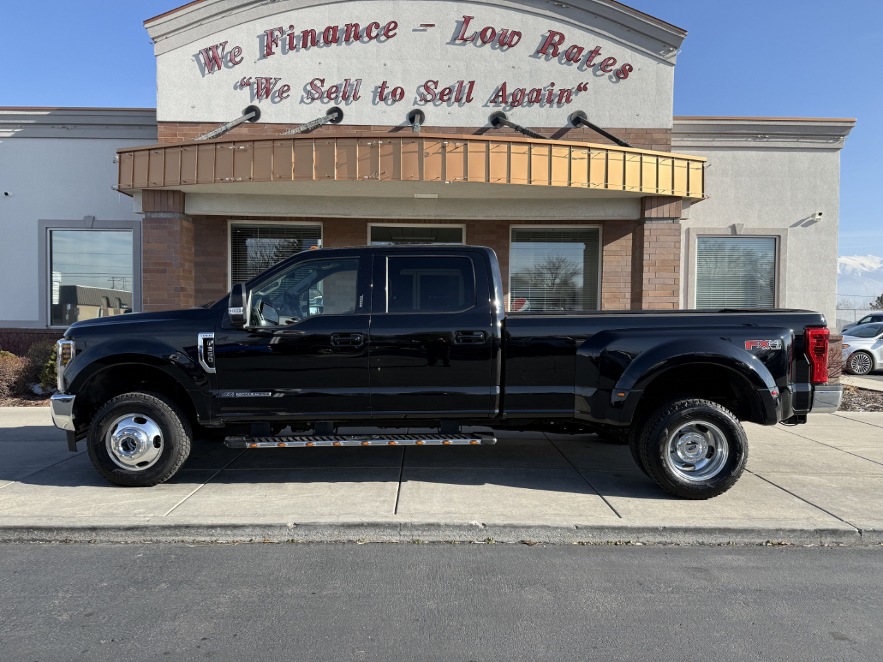 Ford Super Duty F-350 DRW Lariat 4WD Crew Cab 8' Box 2018