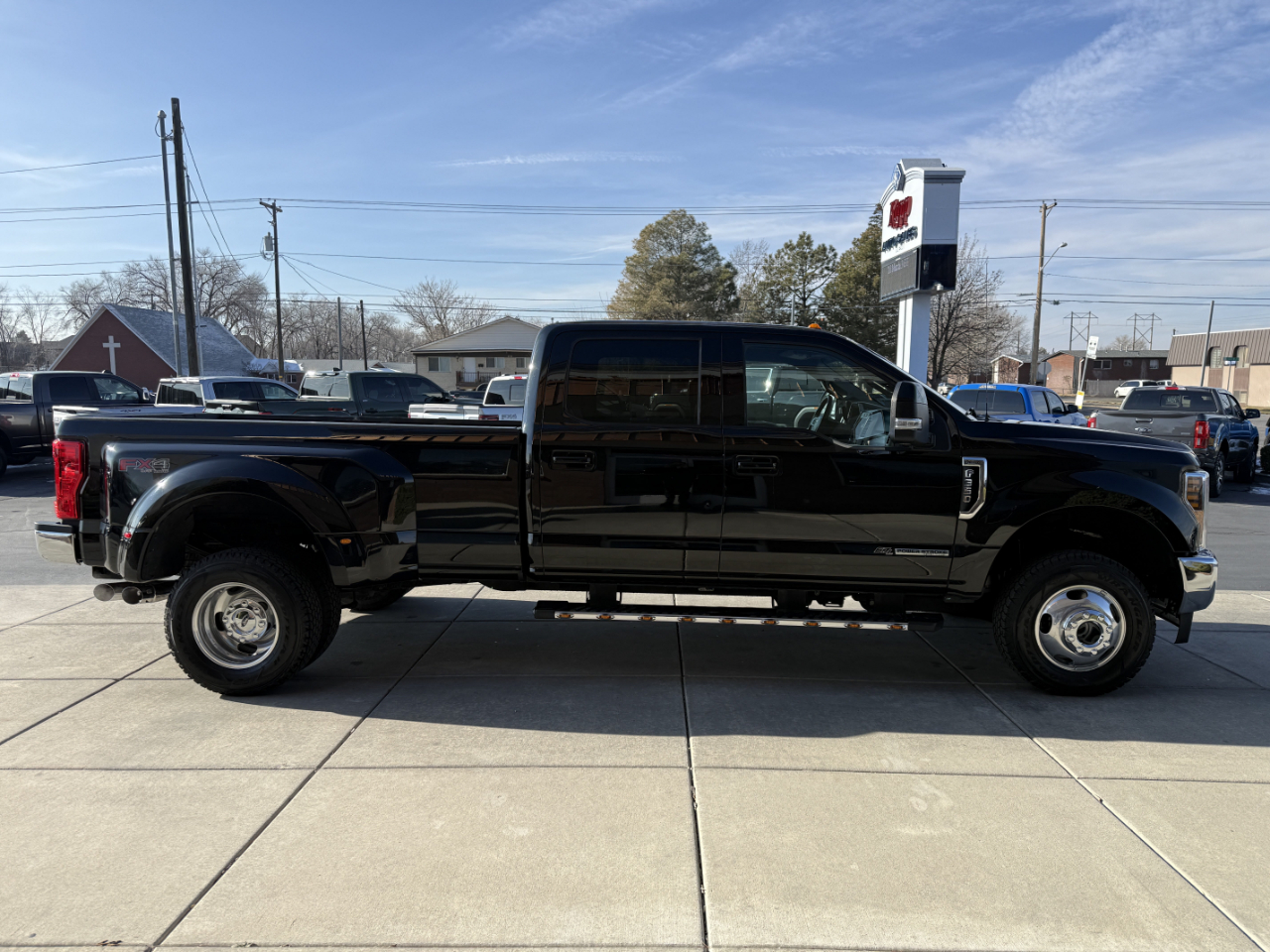 Ford Super Duty F-350 DRW Lariat 4WD Crew Cab 8' Box 2018