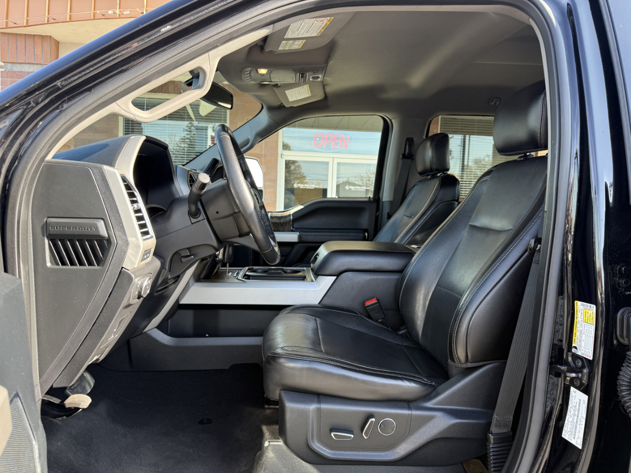 Ford Super Duty F-350 DRW Lariat 4WD Crew Cab 8' Box 2018