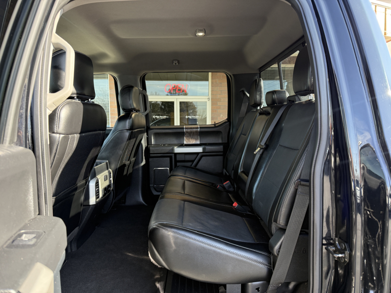 Ford Super Duty F-350 DRW Lariat 4WD Crew Cab 8' Box 2018