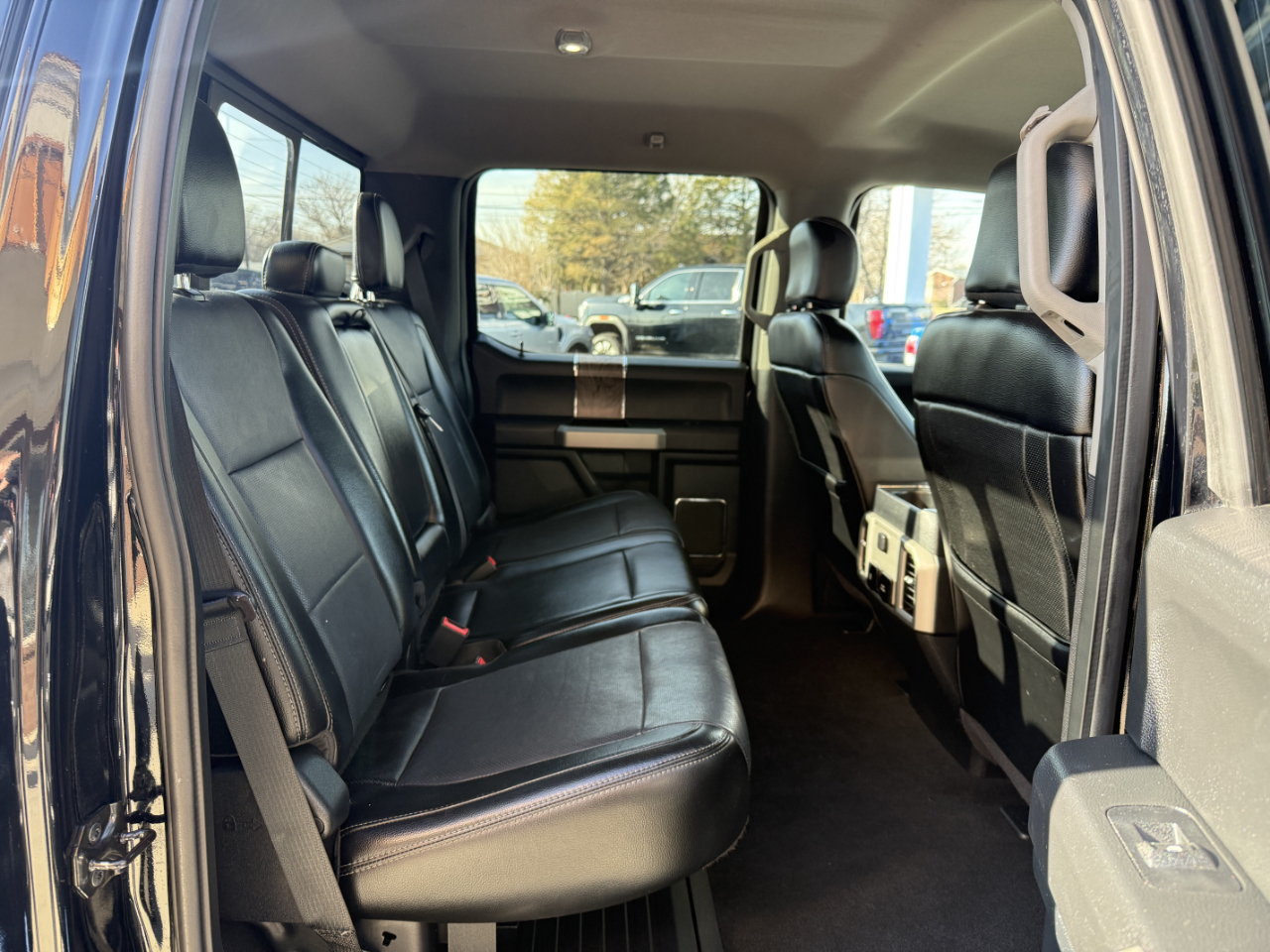 Ford Super Duty F-350 DRW Lariat 4WD Crew Cab 8' Box 2018