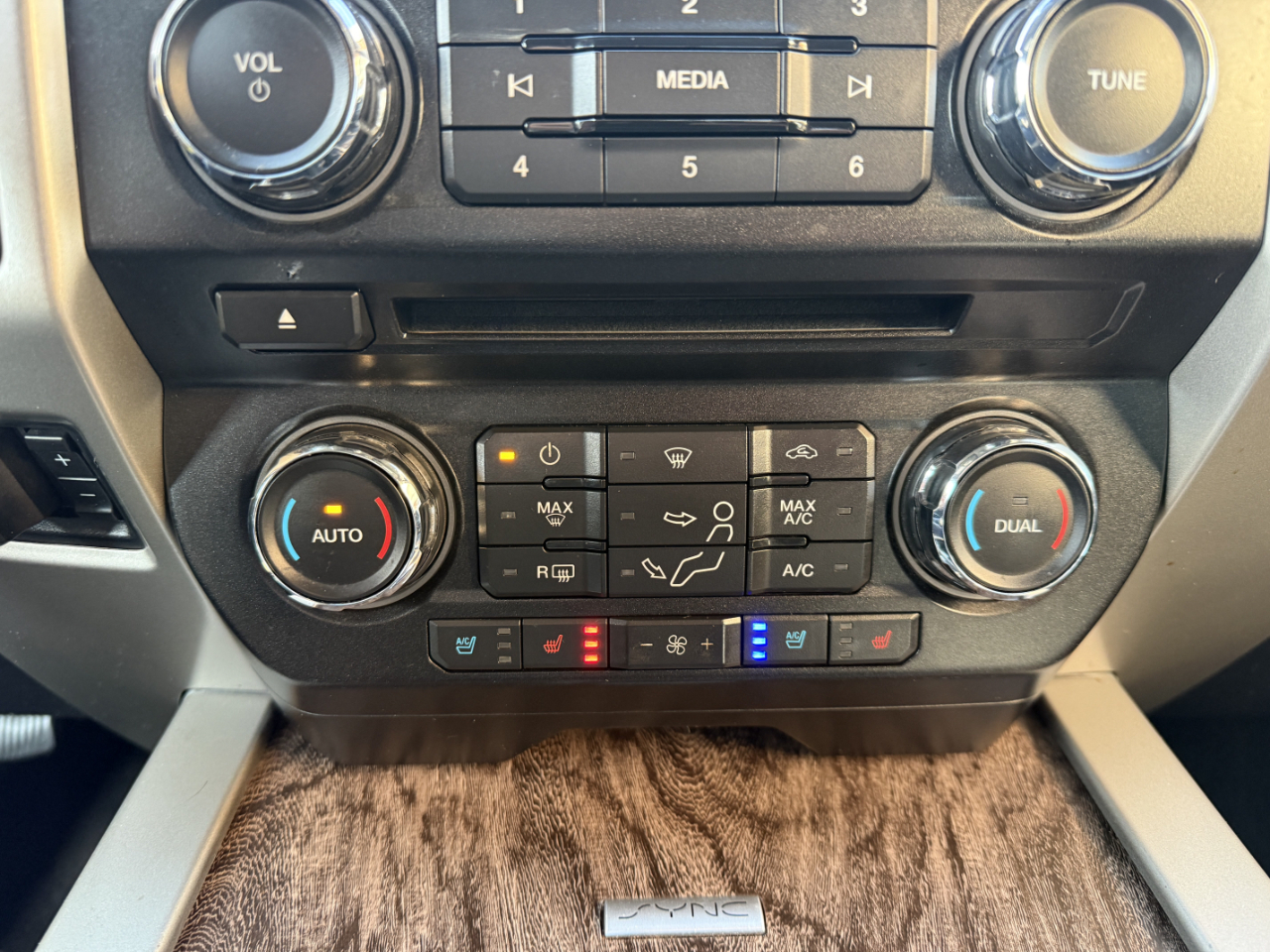 Ford Super Duty F-350 DRW Lariat 4WD Crew Cab 8' Box 2018