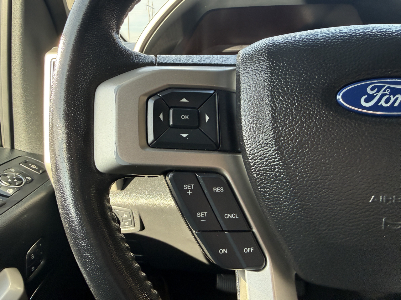 Ford Super Duty F-350 DRW Lariat 4WD Crew Cab 8' Box 2018