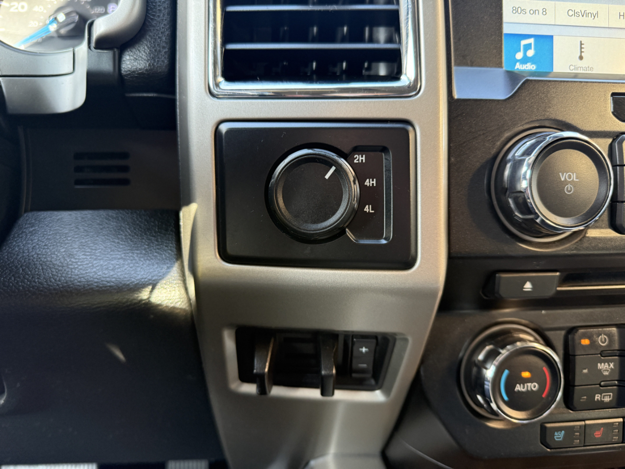 Ford Super Duty F-350 DRW Lariat 4WD Crew Cab 8' Box 2018