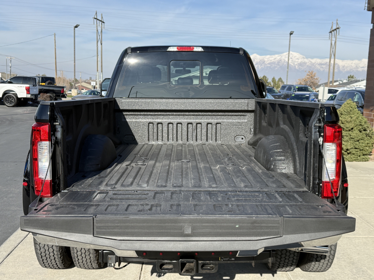 Ford Super Duty F-350 DRW Lariat 4WD Crew Cab 8' Box 2018