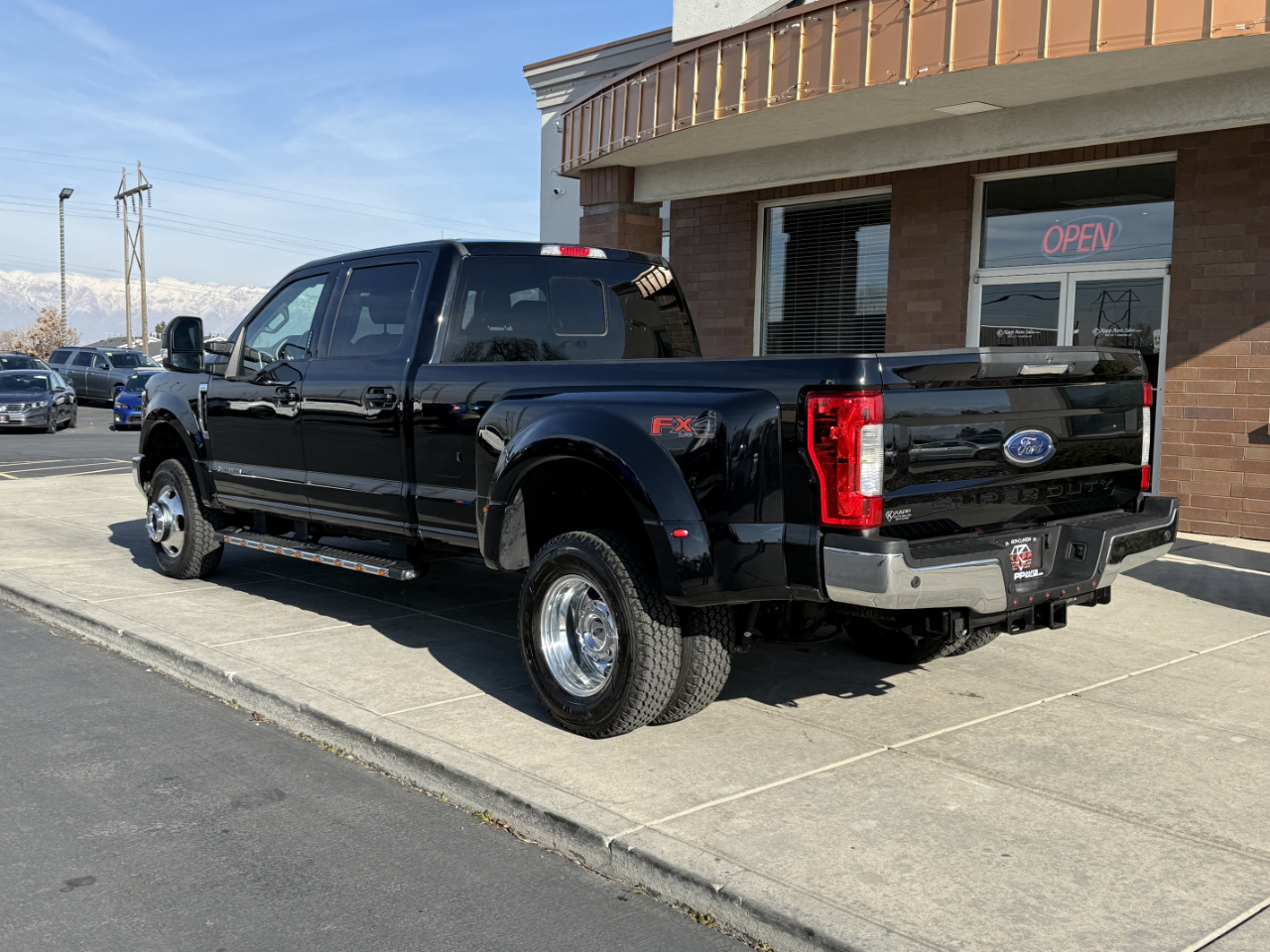 Ford Super Duty F-350 DRW Lariat 4WD Crew Cab 8' Box 2018