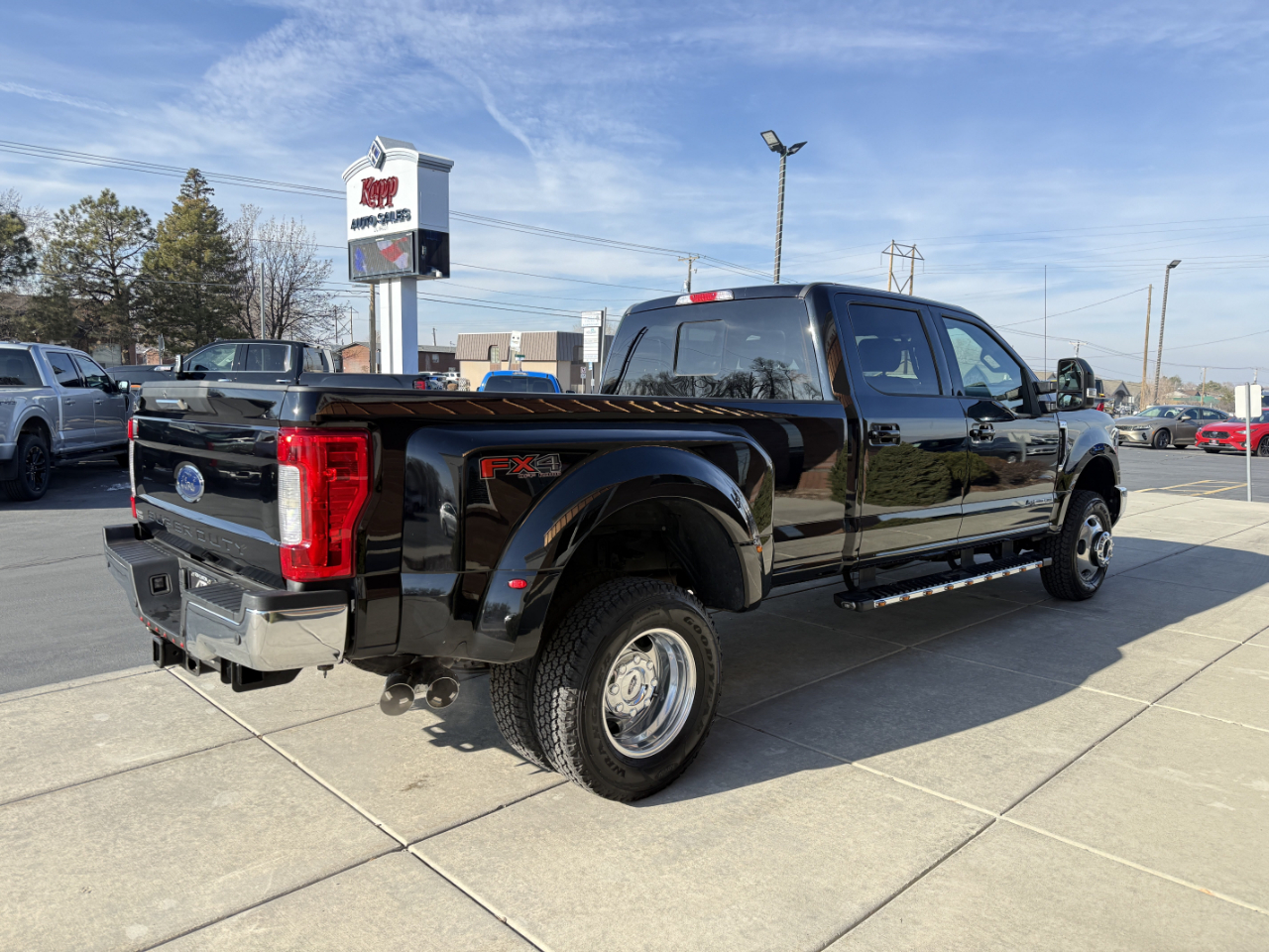 Ford Super Duty F-350 DRW Lariat 4WD Crew Cab 8' Box 2018