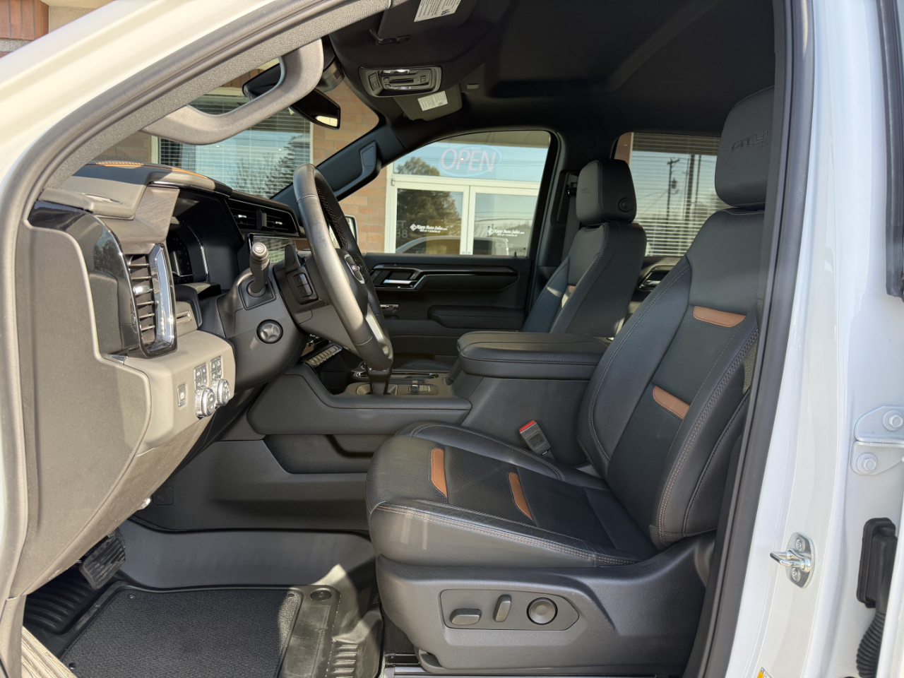 GMC Sierra 1500 4WD Crew Cab 147" AT4 2025