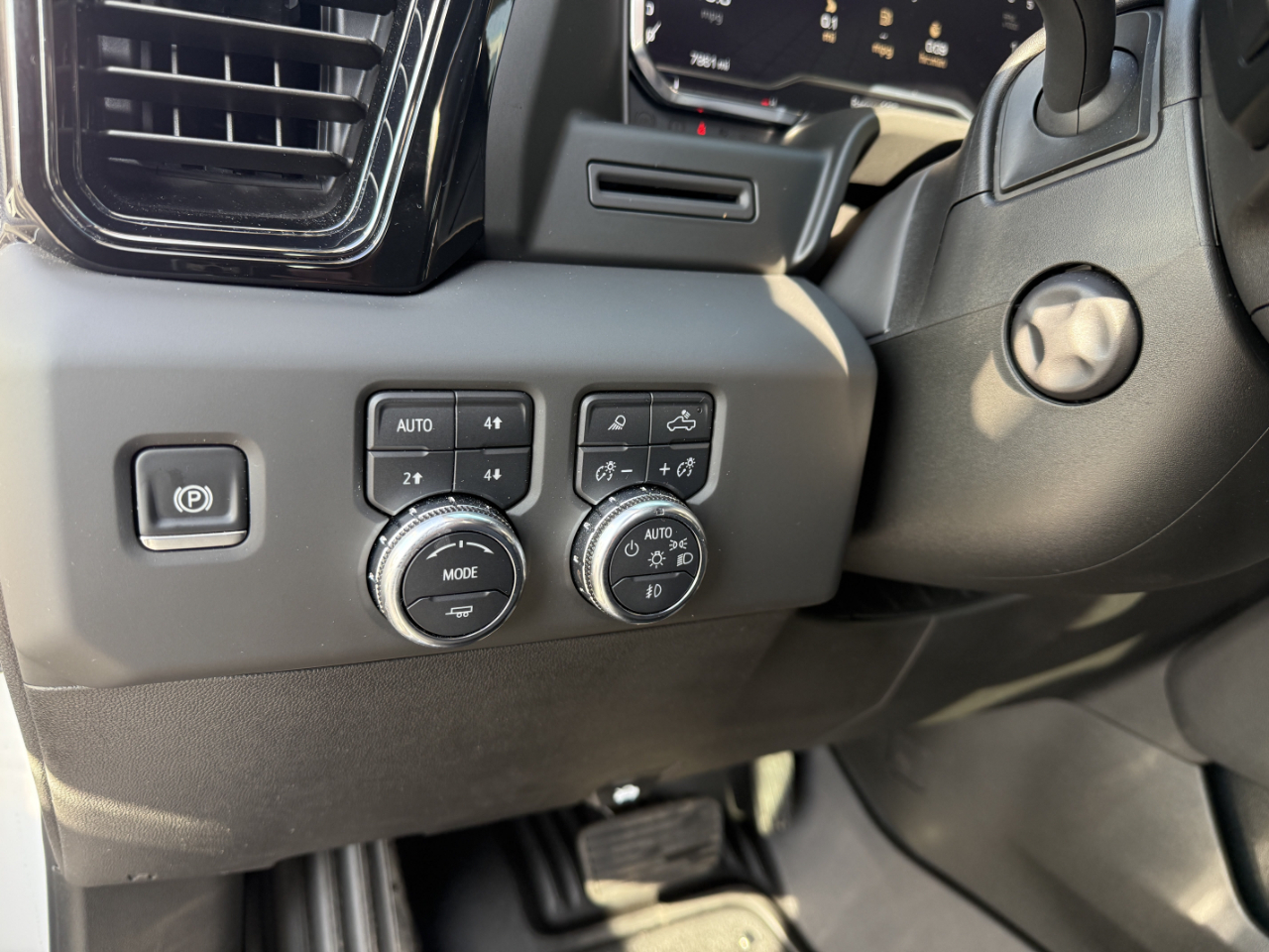 GMC Sierra 1500 4WD Crew Cab 147" AT4 2025