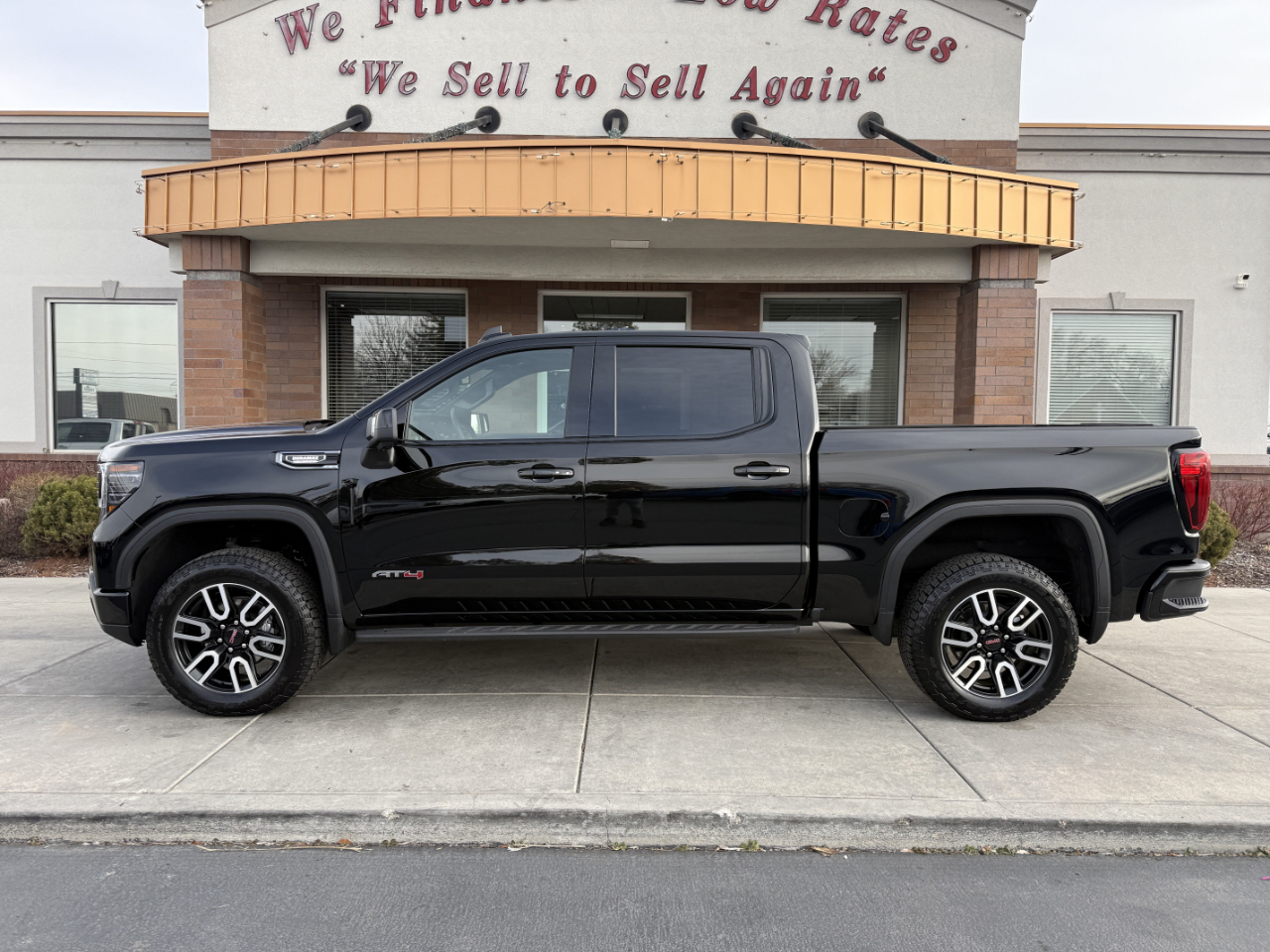 GMC Sierra 1500 4WD Crew Cab 147" AT4 2025