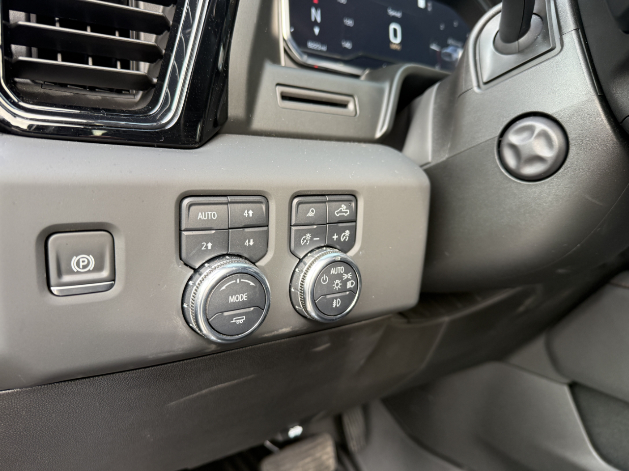 GMC Sierra 1500 4WD Crew Cab 147" AT4 2025