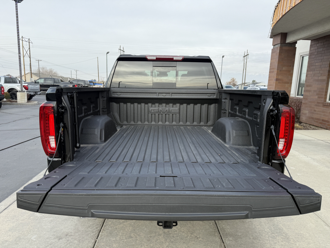 GMC Sierra 1500 4WD Crew Cab 147" AT4 2025