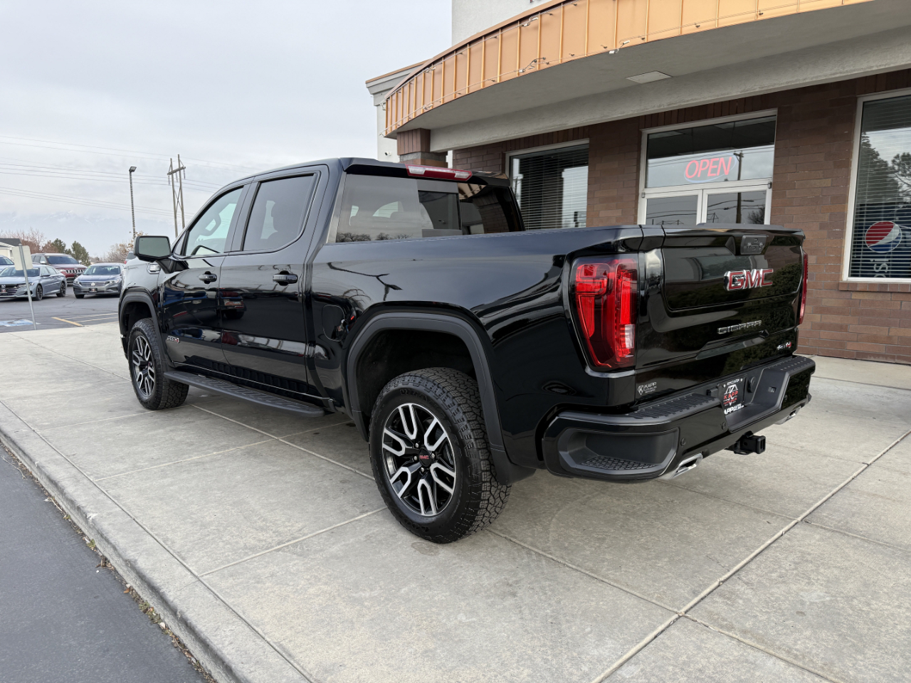 GMC Sierra 1500 4WD Crew Cab 147" AT4 2025