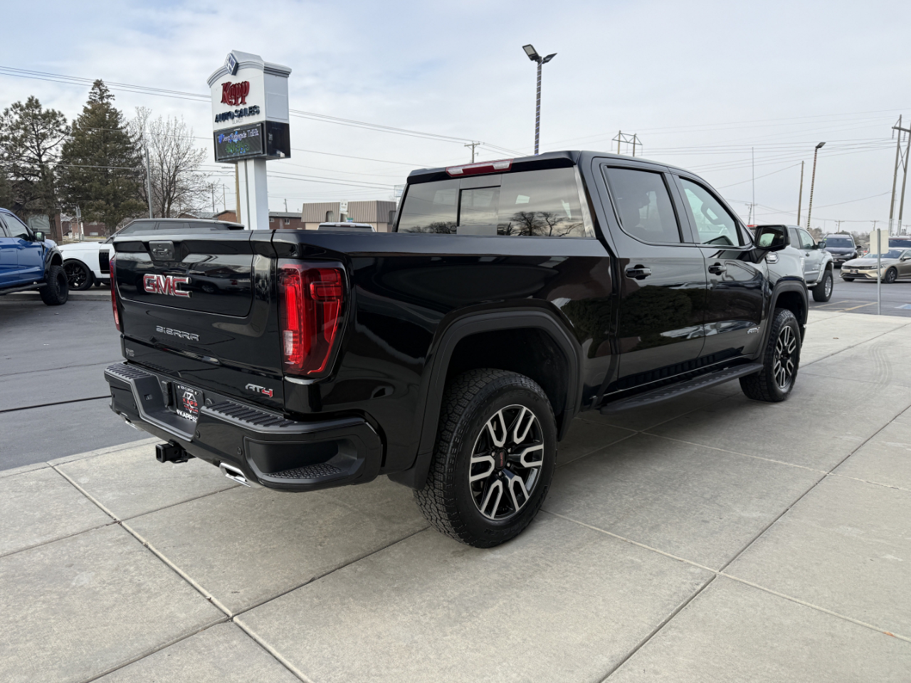 GMC Sierra 1500 4WD Crew Cab 147" AT4 2025