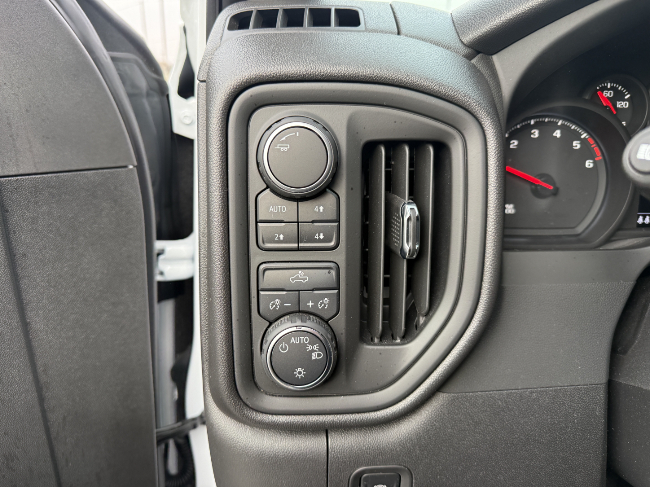 Chevrolet Silverado 1500 4WD Crew Cab 147" Custom Trail Boss 2025