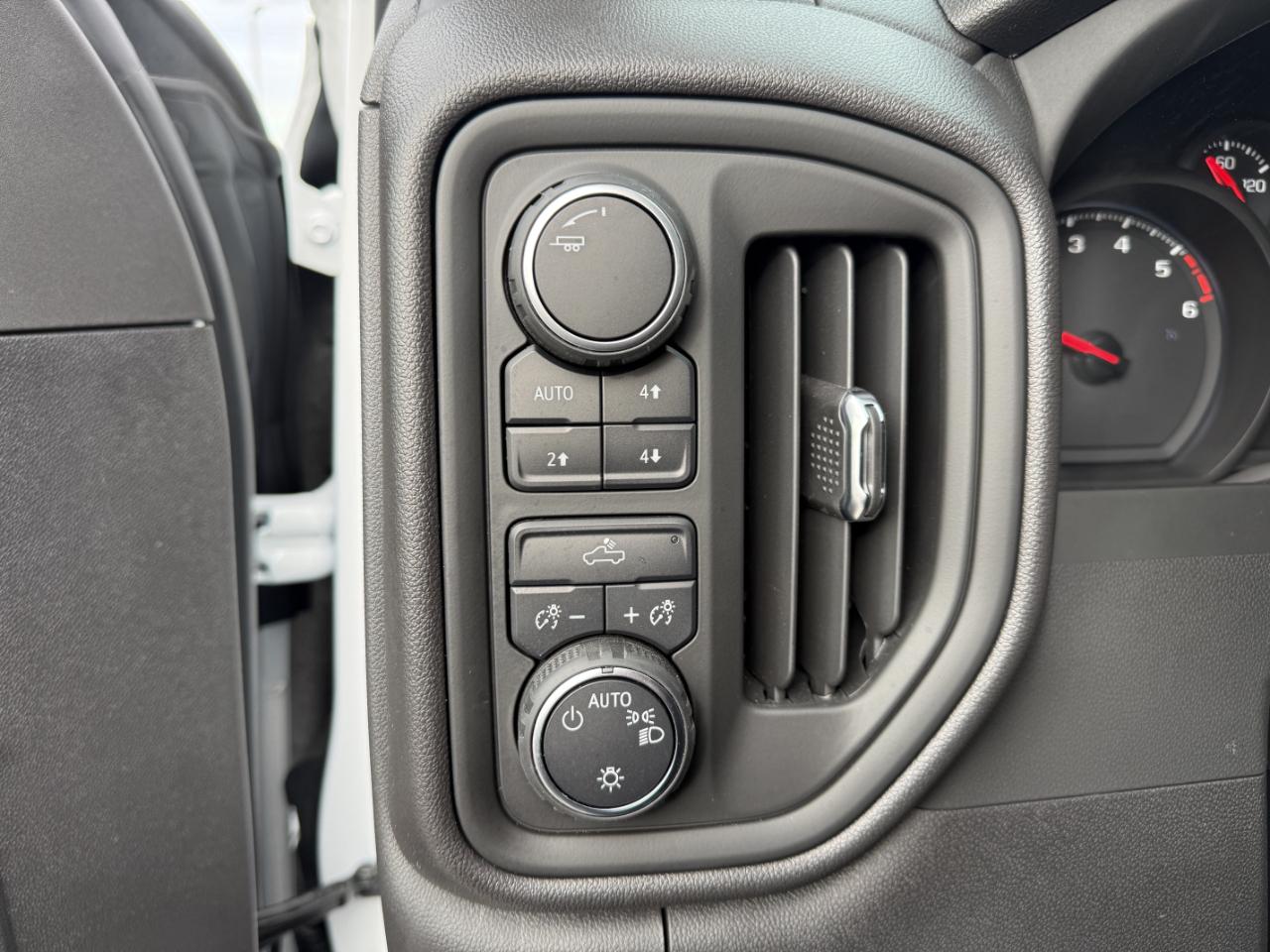 Chevrolet Silverado 1500 4WD Crew Cab 147" Custom Trail Boss 2025