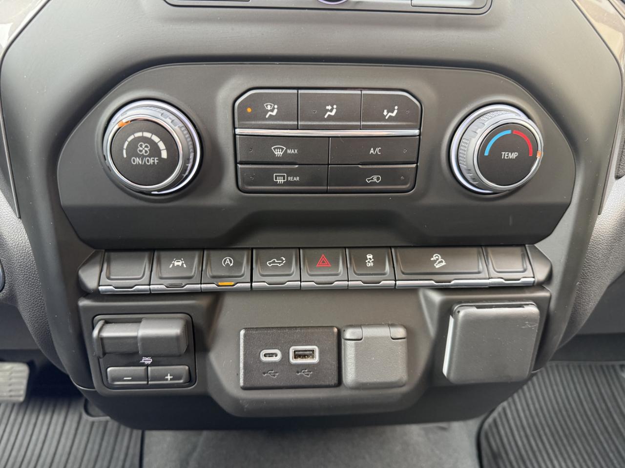 Chevrolet Silverado 1500 4WD Crew Cab 147" Custom Trail Boss 2025