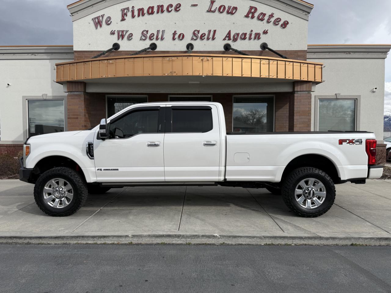 Ford Super Duty F-350 SRW Platinum 4WD Crew Cab 8' Box 2017