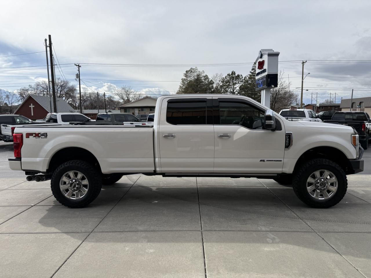 Ford Super Duty F-350 SRW Platinum 4WD Crew Cab 8' Box 2017