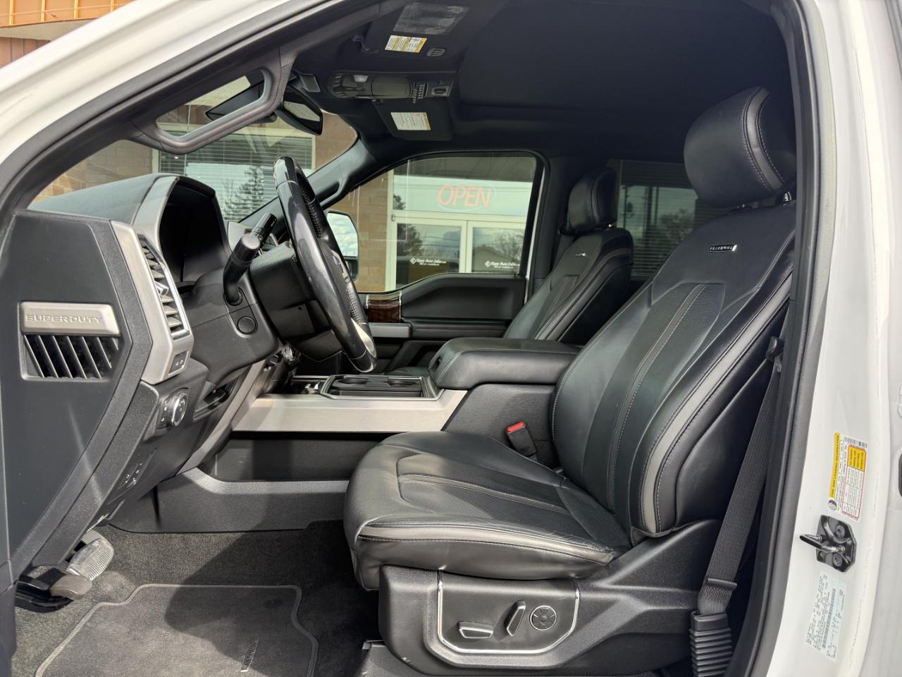 Ford Super Duty F-350 SRW Platinum 4WD Crew Cab 8' Box 2017