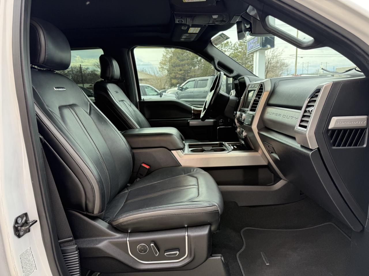 Ford Super Duty F-350 SRW Platinum 4WD Crew Cab 8' Box 2017