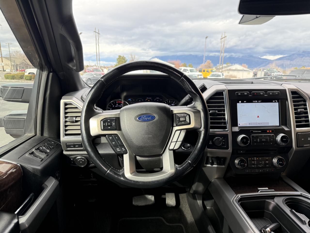 Ford Super Duty F-350 SRW Platinum 4WD Crew Cab 8' Box 2017